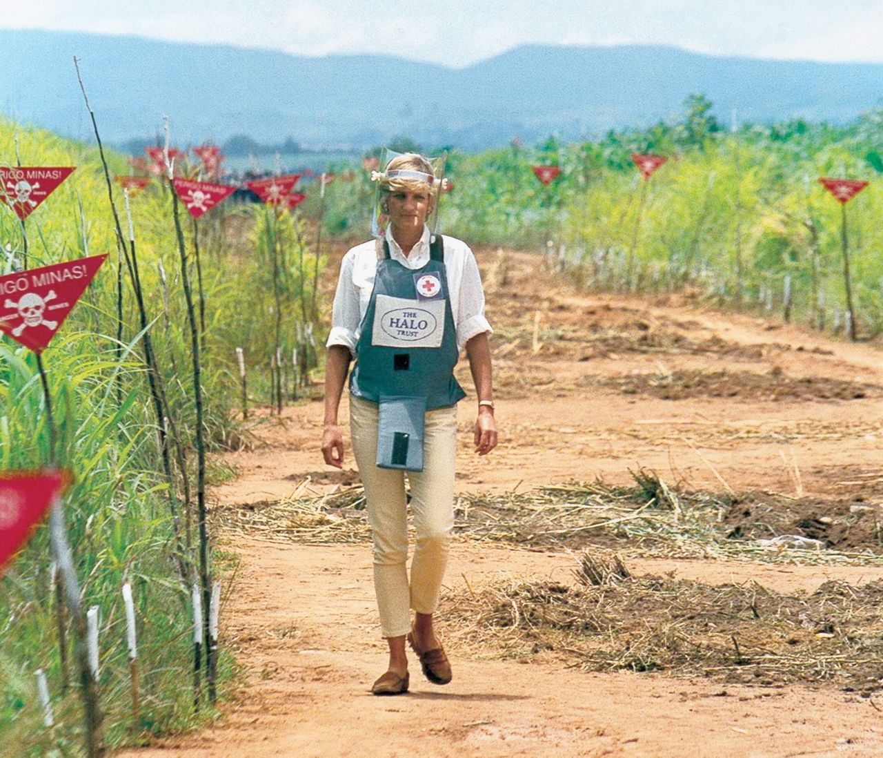 Księżna Diana wzięła udział w projekcie „The HALO Trust" i przeszła po zaminowanym polu w Angoli. W ten sposób chciała zwrócić na problem min, w których wybuchach ranni zostają nie tylko wojskowi, ale też cywile (fot. ONS)