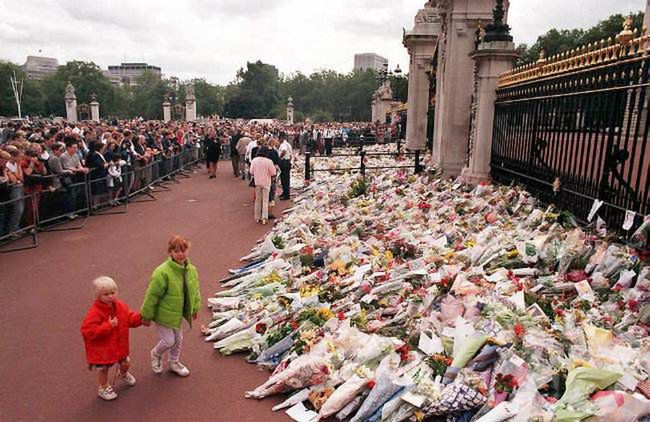 Księżna Diana - kwiaty na jej grobie