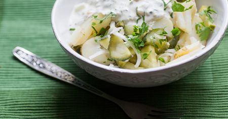 5 pomysłów na sałatkę ziemniaczaną. Przepis na jedną z nich zaskakuje najbardziej