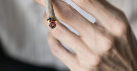 Przyszedł na policję i zapalił skręta. Grozi mu do 3 lat więzienia