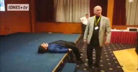 Wyciekły filmy z wieczoru wyborczego Zemana. Pijaństwo i bójka z dziennikarzami