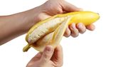 Nie wyrzucaj skórki banana do kosza. Oto jak możesz ją zastosować w domu