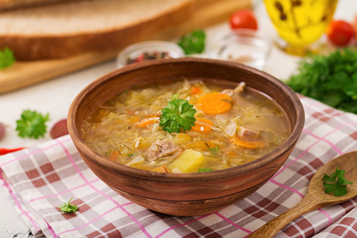 Zupa kapuściana – charakterystyka i właściwości. Jak ją zrobić?