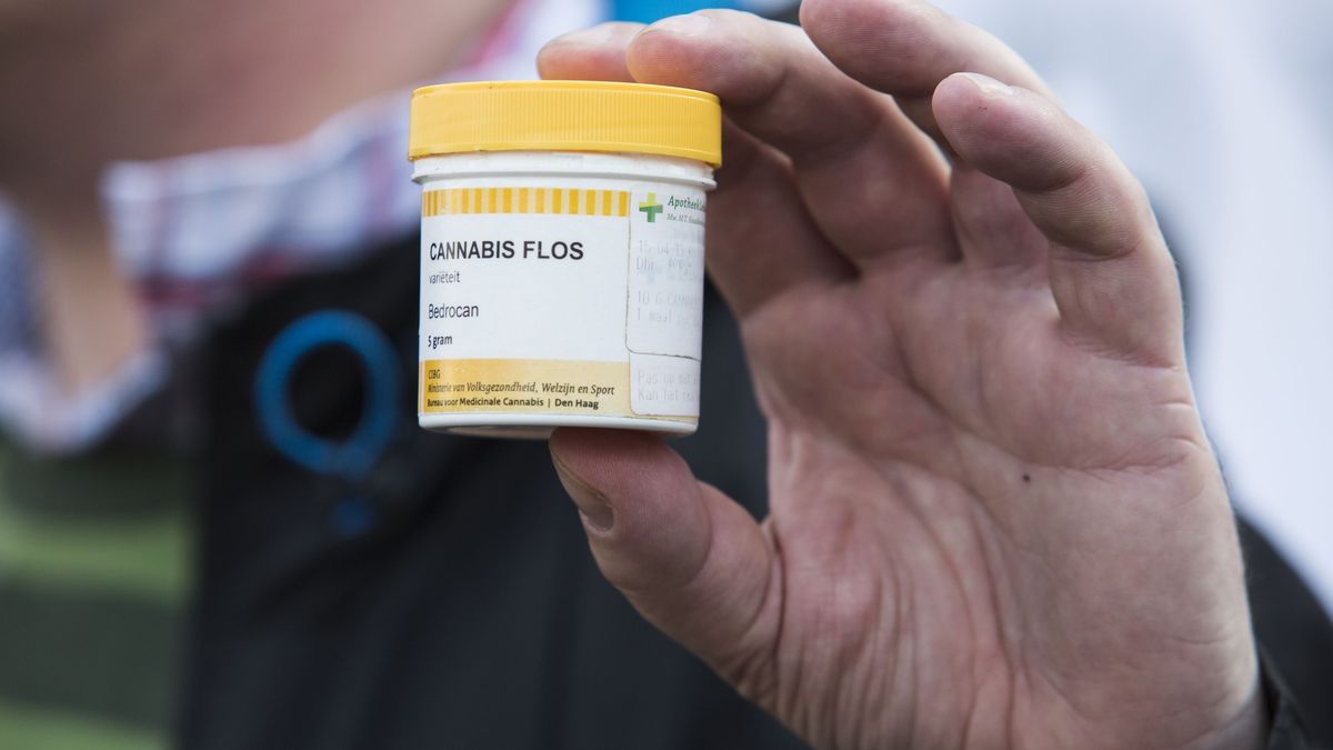 Handel pudełkami po medycznej marihuanie kwitnie w internecie.