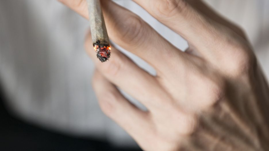 Przyszedł na policję i zapalił skręta. Grozi mu do 3 lat więzienia