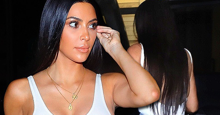 Tak Kim Kardashian ubrała się na KOLACJĘ! Króciutkie szorty, biust na wierzchu, efekt side boob… Ładnie?