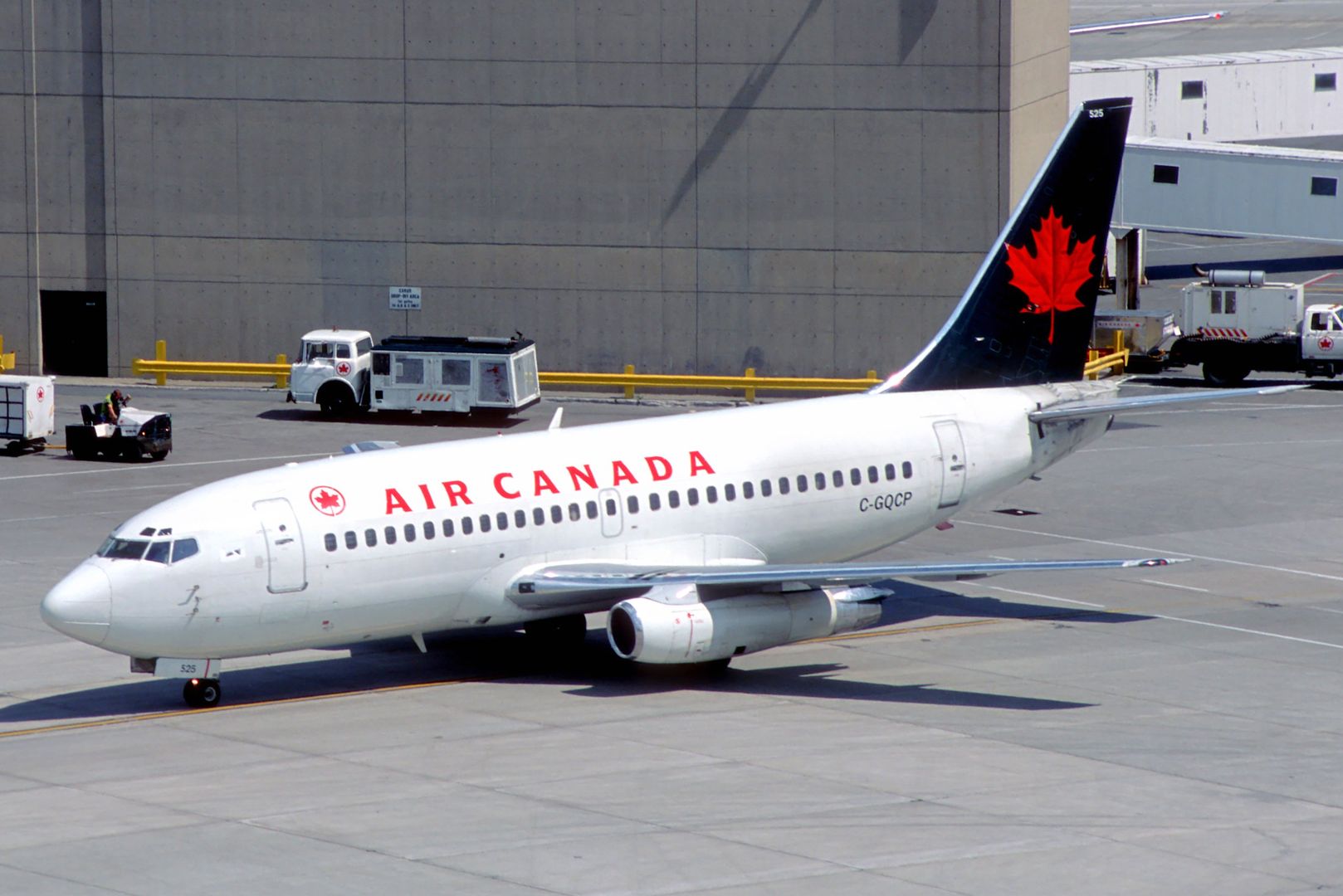 Samolot Air Canada Rogue lądował awaryjnie przez dziwny zapach na pokładzie maszyny