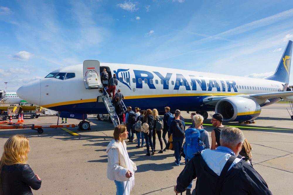 Na irlandzkiego przewoźnika Ryanair spadła fala krytyki po tym, gdy odwołał ponad 2 tys. lotów