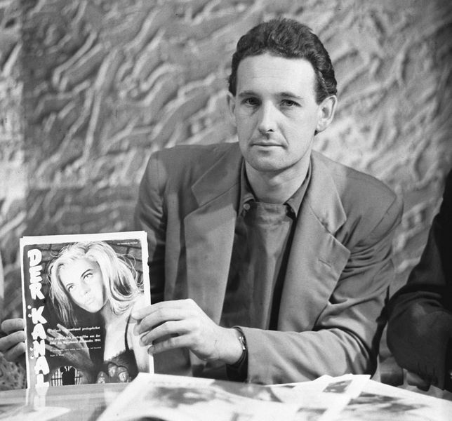 Andrzej Wajda w sierpniu 1958, na dwa miesiące przed premierą Popiołu i diamentu, prezentuje promocyjny fotos z filmu "Kanał" wyświetlanego w Niemczech 