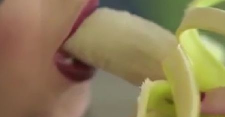 Piosenkarka zjadła w teledysku banana. Trafiła za to za kratki