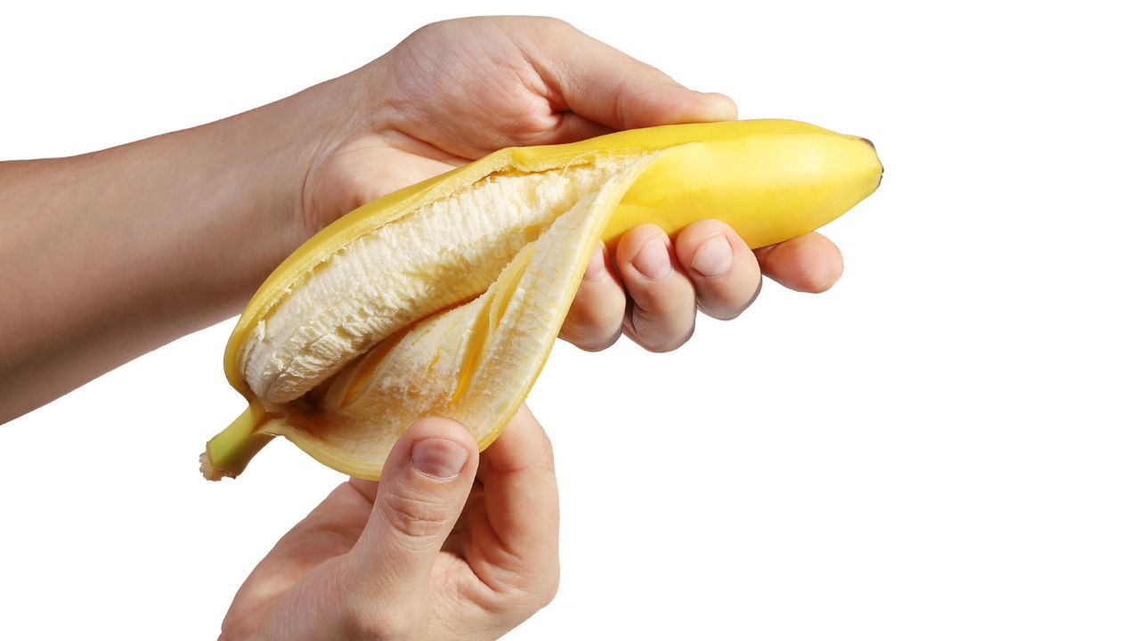 Nie wyrzucaj skórki banana do kosza. Oto jak możesz ją zastosować w domu