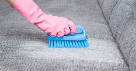 Zmieszaj z wodą i spryskaj kanapę. Plamy znikną po pierwszym użyciu