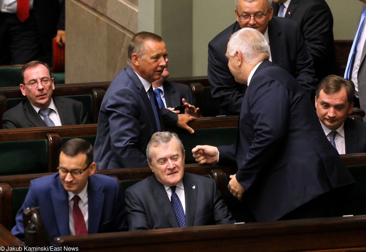 Szef NIK Marian Banaś pod ostrzałem. Jarosław Kaczyński czeka na wyjaśnienia, politycy PiS chowają głowę w piasek