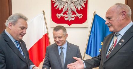 Marian Banaś dostał nagrodę od KPN. Leszek Moczulski czuje się oszukany