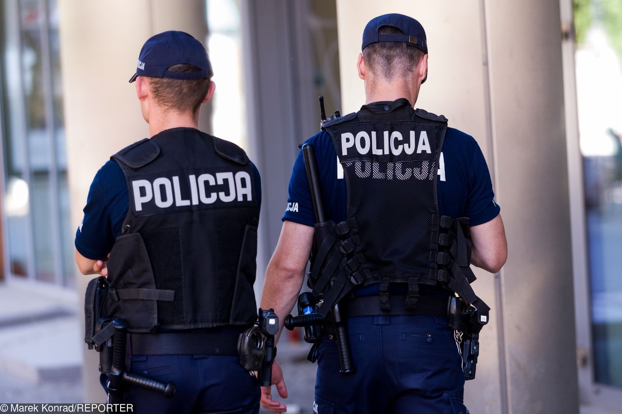 Policjanci nie mogą wkładać rąk do spodni. Komendant główny zabronił