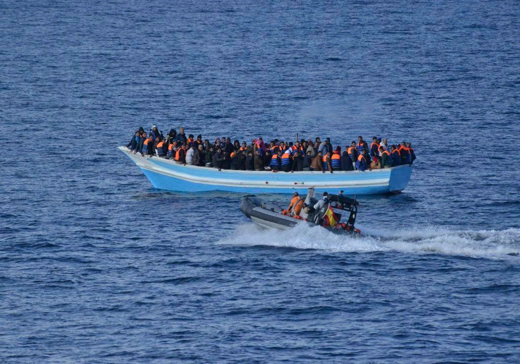 Rumuńska straż przybrzeżna uratowała 153 migrantów. Płynęli zniszczoną łodzią w trudnych warunkach
