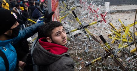 Starcia z migrantami. Szturm na grecką granicę