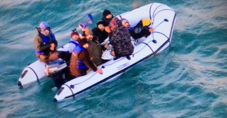 Nielegalni migranci próbują forsować Kanał La Manche. Ryzykują życiem
