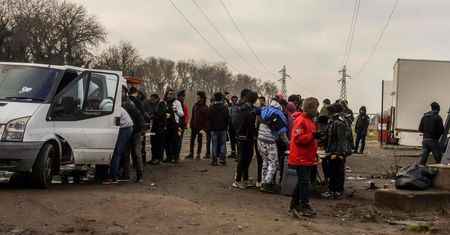 Starcia imigrantów w Calais.  Padły strzały, jest kilkunastu rannych