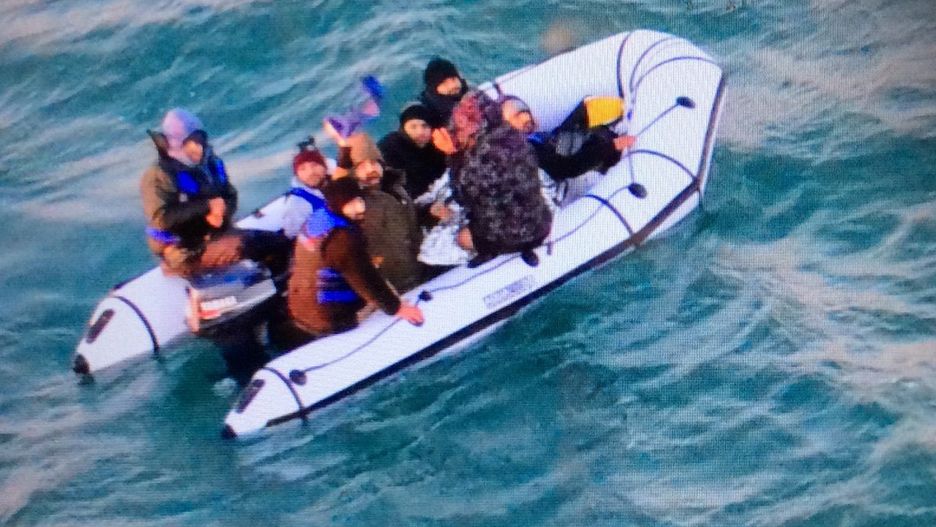 Migranci w zepsutym pontonie na Kanale La Manche 