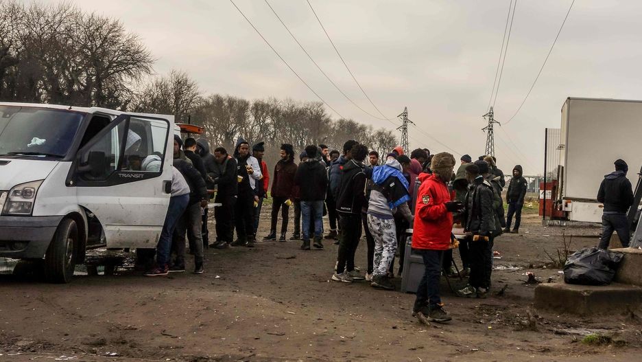 Organizacje charytatywne rozdają imigrantom w Calais darmowe posiłki