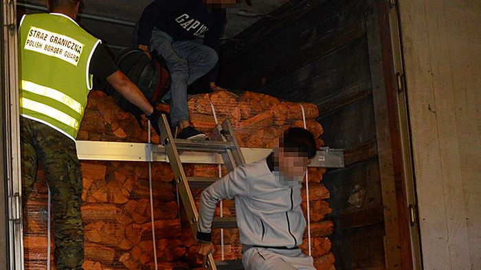 Zatrzymano dwie kobiety i siedmiu mężczyzn