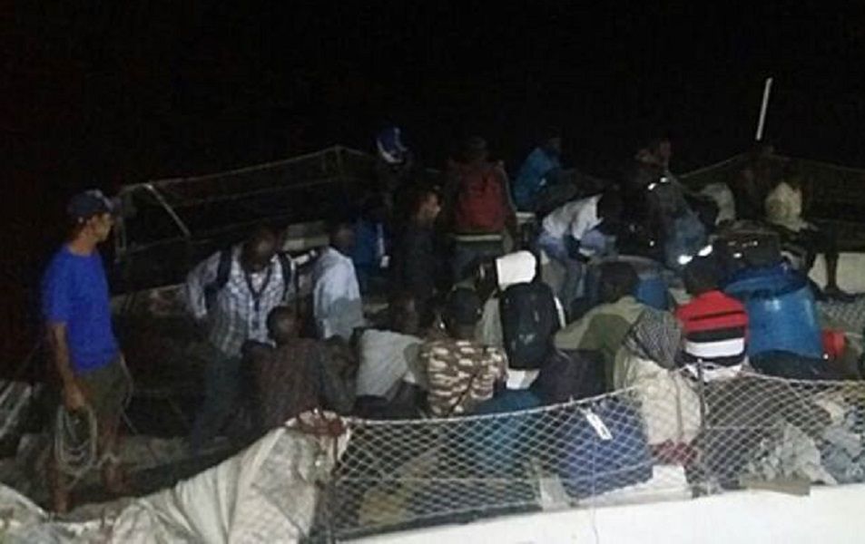 Imigranci z Afryki przepłynęli Atlantyk na małej łodzi