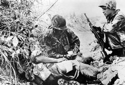 Masowy grób na polu bitwy w Dien Bien Phu