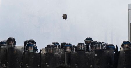 Francja. Kobieta obserwowała z okna zamieszki. Nie żyje