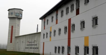 Trwa blokada francuskiego więzienia. Policja użyła gazu