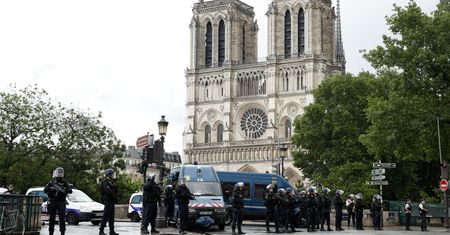 Strzały i panika przed katedrą Notre Dame. Policjant postrzelił napastnika