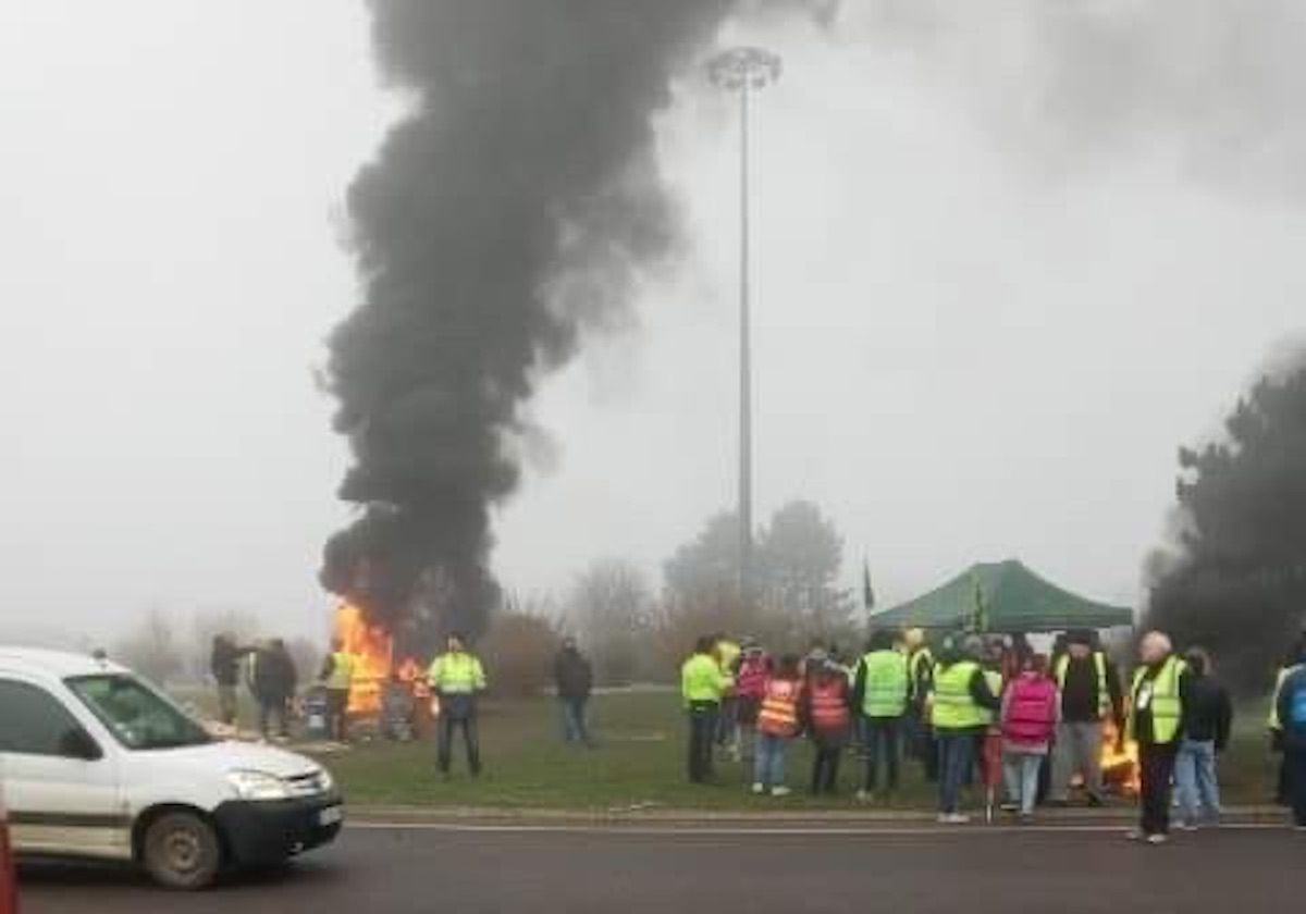 Paraliż komunikacyjny we Francji. Płonące barykady uwięziły polskich kierowców