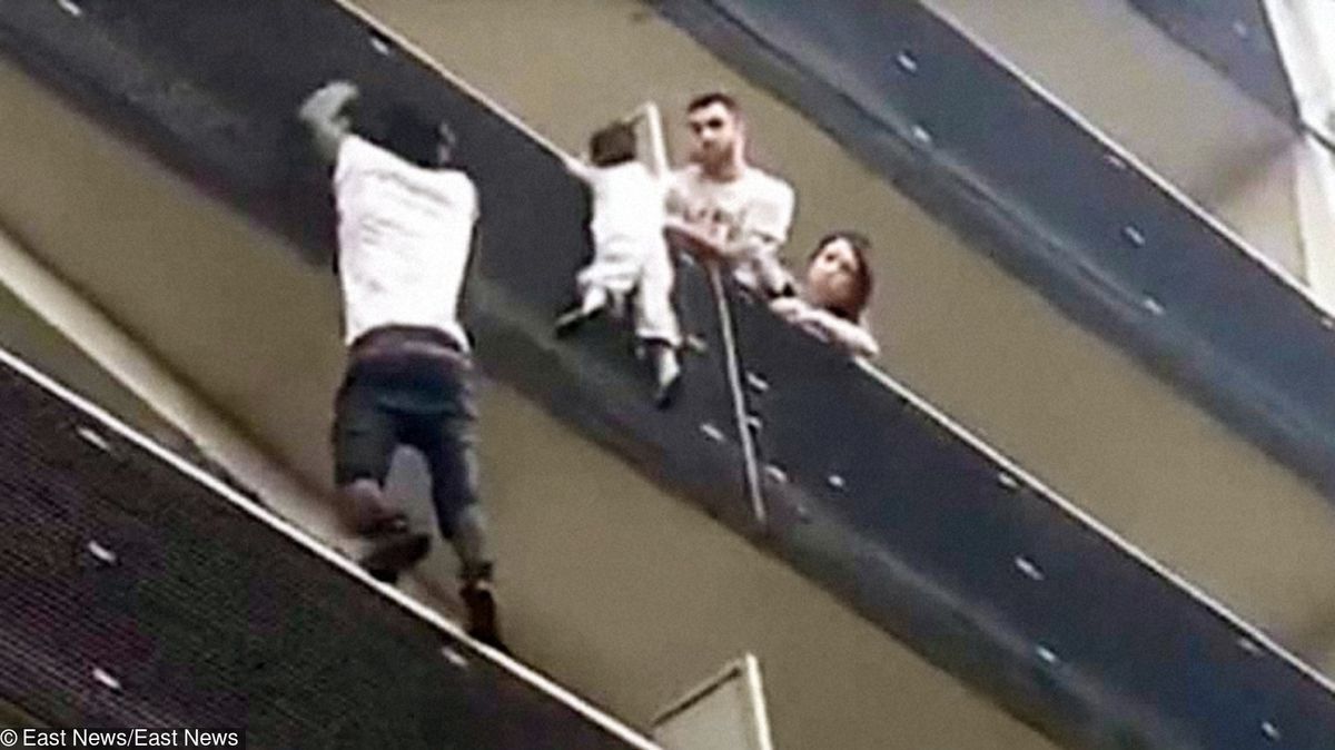 Ojciec chłopca, który wisiał na balkonie, został skazany na 3 miesiące. Dziecko uratowano