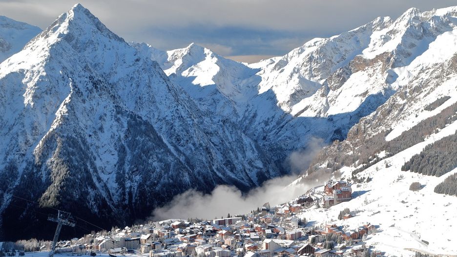 Miasteczko położone jest na wysokości od 1650 m n.p.m. do 1800 m n.p.m. Dzięki temu trasy w Les Deux Alpes otwarte są nawet w lipcu i sierpniu.