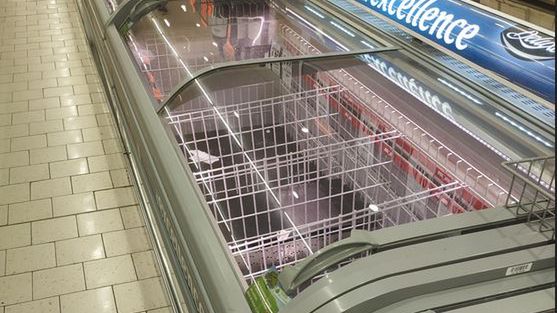 Jest olbrzymi chaos i puste półki w sklepach - informują nas czytelnicy z Francji