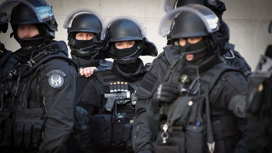 Oddziały francuskich służb antyterrorystycznych na akcji w Saint Denis.