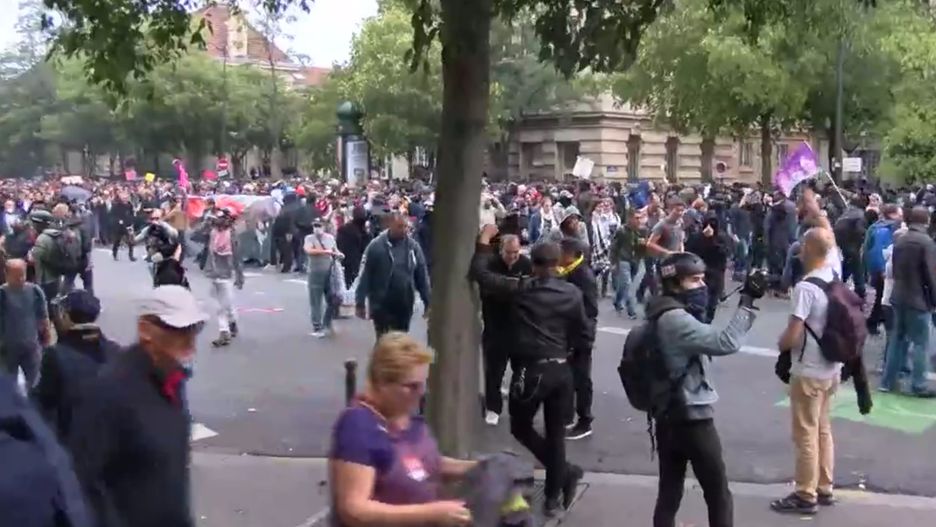 Ulice Paryża w czasie wtorkowych protestów przeciwko reformie kodeksu pracy.