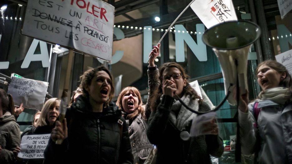 Protestujące kobiety wykrzykiwały hasła m.in. "gwałciciel" i "zbrodniarz"