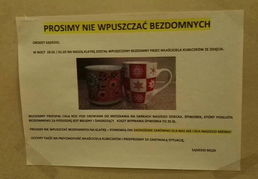 Wpuścił bezdomnego na klatkę schodową. Sąsiedzi wieszają na nim psy