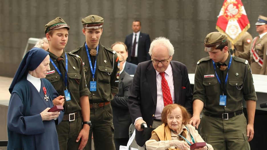 Ewa Orzechowska-Jeglińska została odznaczona przez prezydenta Andrzeja Dudę Krzyżem Oficerskim Orderu Odrodzenia Polski. 