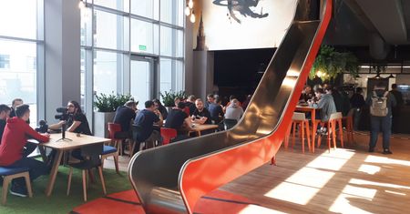 Techland otwiera nową siedzibę. Pokój drzemki, barber i zjeżdżalnia do kuchni