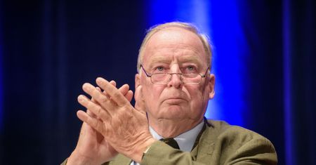Lider AfD Alexander Gauland okradziony z ubrań na plaży. "To nie jest kąpielisko dla nazistów"