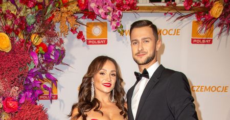 Sylwia Madeńska z "Love Island" na ramówce Polsatu. Sukienka eksponowała zgrabne nogi
