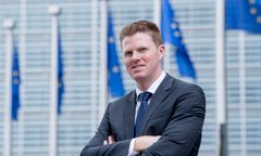 Rzecznik KE stanowczo o polskiej ustawie. "Potrójnie niezgodna"