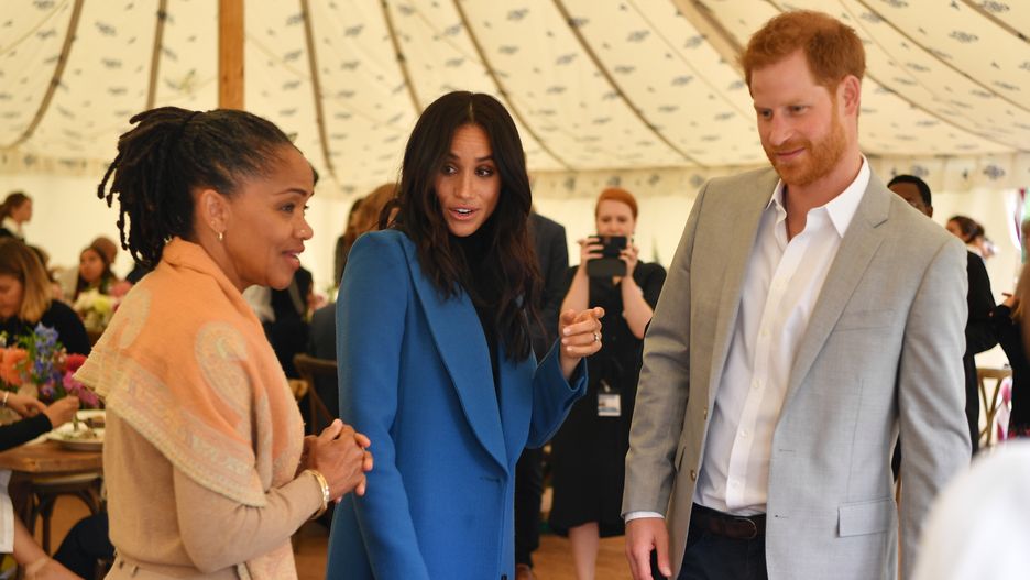 Meghan i Harry spędzą święta z Doris Ragland (po lewej), teściową księcia