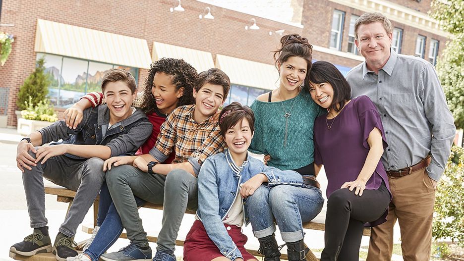 Stoney Westmoreland (po prawej) z obsadą "Andi Mack"