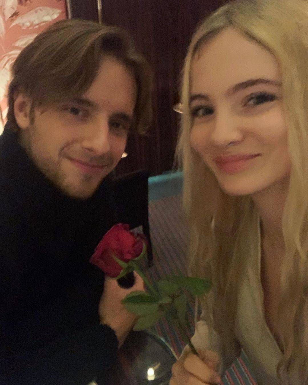 Maciej Musiał i Freya Allan na kolacji