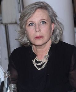 Krystyna Janda nie może się uporać z żałobą po śmierci matki. Noce spędza w jej pokoju