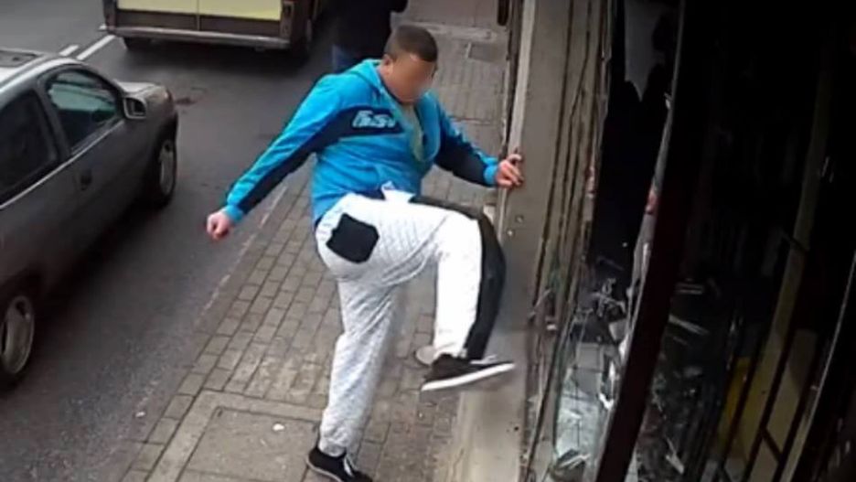Mężczyzna wybił szybę, a następnie wpadł pod samochód.