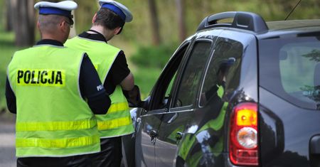 Kierowca nie chciał zatrzymać się do kontroli. 4 rannych policjantów